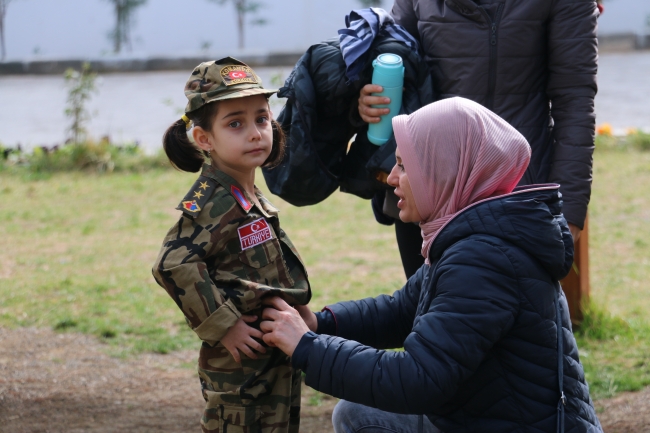 Minik öğrenciler cephedeki babaları için kamera karşısına geçti